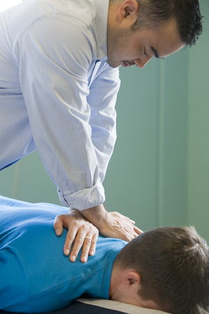 Un terapista de masajes dando un masaje de tejido profundo.