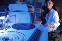 Fotografía de una patóloga en un laboratorio