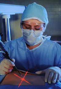 Foto de un cirujano preparándose para realizar una cirugía con láser