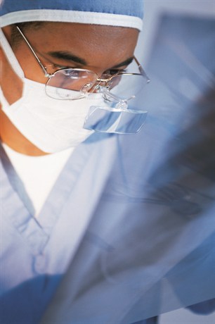 Cirujano observando una radiografía