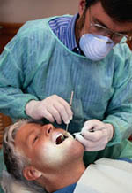 Fotografía de un hombre durante una limpieza de control dental