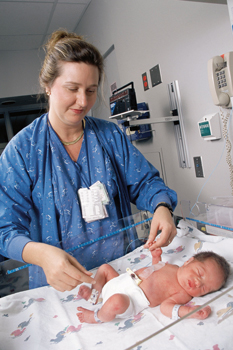 Enfermera que tiende a un recién nacido enfermo en el hospital